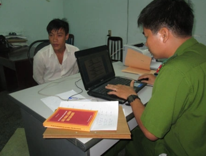 Chủ nợ định quay xe đi, Minh lao đến kẹp cổ, vật xuống đất, ngồi đè lên người bóp cổ, đập đầu cho đến khi nạn nhân bất động. Chưa hết, thủ phạm còn nổi cơn cuồng dâm xâm hại thi thể nạn nhân. Gây án xong, hung thủ lột nhẫn, vòng đeo tay bằng vàng, 3 triệu đồng để trong cốp xe nạn nhân. Chiếc xe máy của cô gái, hung thủ đem vứt, rồi về phòng trọ của bạn gái.