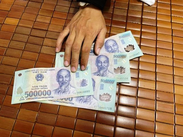 Cơn nghiện lô đề ngày một ngấm sâu, Minh càng đánh lớn cho đến khi tiền trong túi cạn sạch. Không còn tiền, Minh ghi chịu của chị Kiều. Khi số nợ lên đến 2,7 triệu đồng, Minh mới hoảng hốt đi làm kiếm tiền trả nợ. Sau một thời gian đi làm, Minh đã trả cho chủ nợ 2 triệu, còn 700 nghìn đồng Minh không có khả năng trả. (Ảnh minh họa, nguồn Internet)