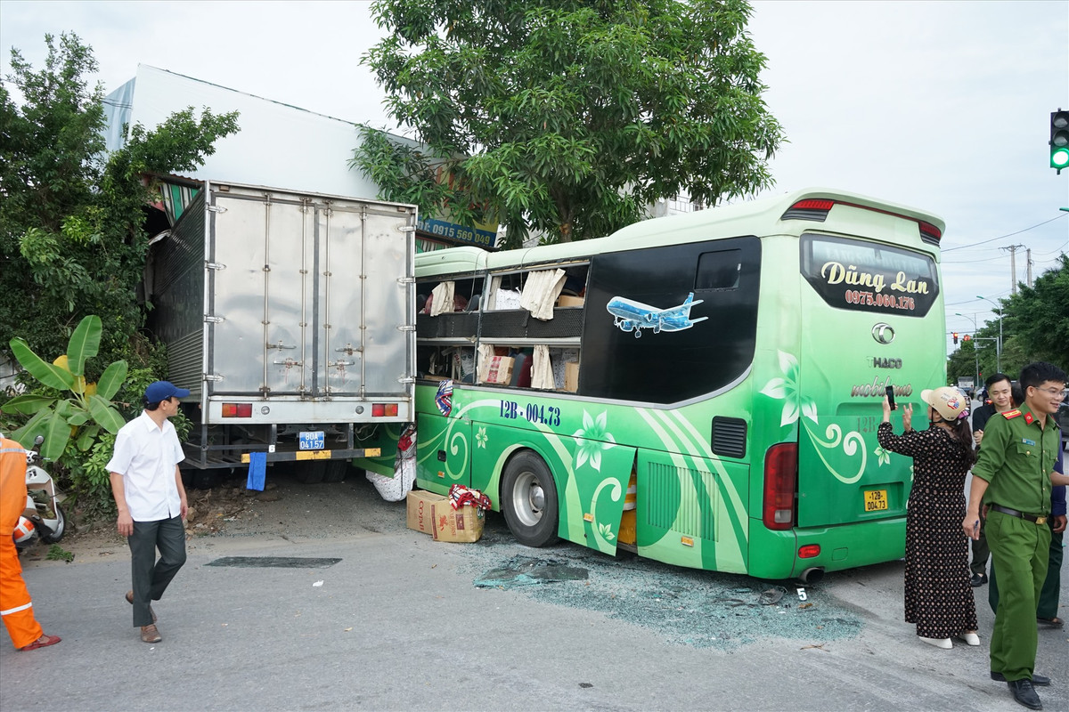 Thanh Hoa: Lao vao nha dan sau va cham, tai xe xe khach tu vong