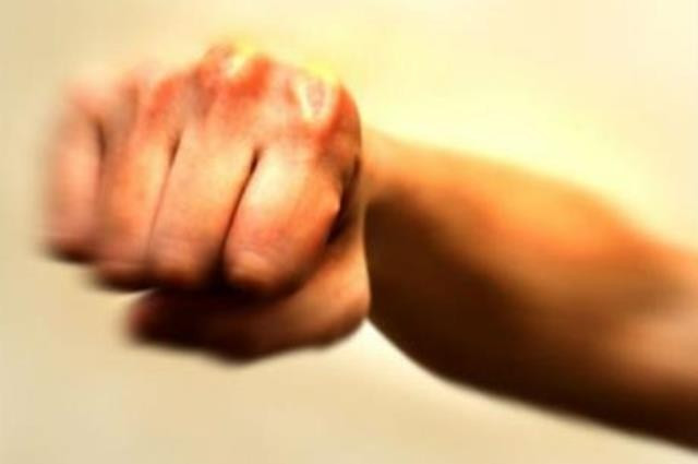 Chuyện chỉ có vậy nhưng Mạnh lập tức nổi khùng, đỗ xe vào lề đường. Vừa chửi, Mạnh vừa lao vào đấm đá, vật lộn với người bạn. Anh Trọng cố sức vùng chạy sang phần đường bên kia nhưng Mạnh tiếp tục phóng xe đuổi theo. Thấy một thanh gậy gỗ, Mạnh bèn nhặt làm hung khí và khi đuổi kịp anh Trọng, gã đã tấn công liên tục khiến nạn nhân tử vong tại chỗ. Trước khi bỏ mặc bạn tại hiện trường, Mạnh còn lục soát lấy đi chiếc điện thoại di động, ví da bên trong có 120.000 đồng cùng một số giấy tờ tùy thân. (Ảnh minh họa, nguồn Internet) 