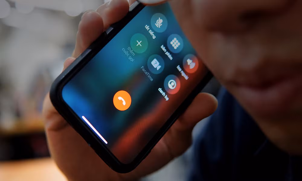 Sau hơn 40 ngày ròng rã, mọi hướng điều tra tưởng như bế tắc thì ban chuyên án nhận được nguồn tin của Công an tỉnh Thái Nguyên cho hay, một người dân trú tại xã Kim Phượng, huyện Định Hóa (tỉnh Thái Nguyên) đã trình báo về việc người thân là anh Trần Văn Trọng (SN 1990) nhiều ngày không liên lạc với gia đình. Lần cuối anh Trọng gọi về cho mẹ là ngày 1/11/2015 để mượn xe máy mang lên Hà Nội. Anh Trọng còn dặn mẹ đưa xe cho một người bạn tên là Mạnh. Đáng chú ý, anh Trọng cũng có hình xăm mạng nhện ở cổ giống nạn nhân tử vong trên đường Lê Trọng Tấn. (Ảnh minh họa, nguồn Internet) 