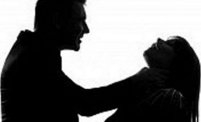 Đêm cùng ngày, khi vợ chồng đi ngủ, Khoa bày tỏ mong muốn ân ái thì chị T. từ chối với lý do đang trong thời gian "đèn đỏ". Máu nóng nổi lên, Khoa bắt vợ gọi cho người có tên "Chị Thắm" để cắt đứt quan hệ, nhưng chị T. không làm theo. Lúc này, Khoa bất ngờ đấm 2 phát liên tiếp vào mặt khiến vợ chảy máu mũi. Chưa dừng lại ở đó, gã chồng vũ phu dùng tay bóp cổ chị T. tới mức bất động. Phát hiện vợ tử vong, Khoa lạnh lùng lấy bút dạ viết lên phần bụng thi thể 2 chữ "phản bội" rồi bỏ trốn khỏi hiện trường. (Ảnh minh họa, nguồn Internet) 