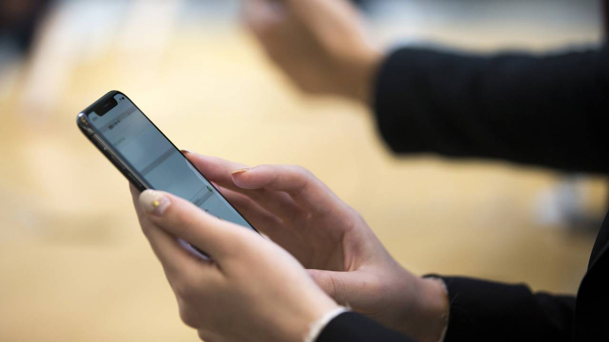 Mở rộng điều tra, công an xác định "Chị Thắm" thực chất là người đàn ông tên Tuấn (35 tuổi), làm cùng công ty với nạn nhân. Tại cơ quan điều tra, anh Tuấn khai, do thường xuyên đi chung xe đưa đón công nhân của công ty nên anh và chị T. có trao đổi số điện thoại để tiện liên lạc thông báo cho nhau giờ giấc xe chạy. Anh và chị T. không có quan hệ tình cảm. Thẩm định chứng cứ, cơ quan công an cho rằng không có căn cứ xác định anh Tuấn và chị T. có quan hệ tình cảm. (Ảnh minh họa, nguồn Internet)