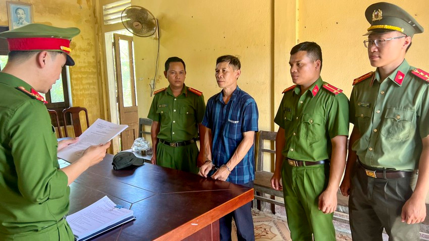  Bắt 2 người khai thác vàng trái phép: Ngày 14/7, Phòng An ninh kinh tế phối hợp với Phòng Cảnh sát hình sự Công an tỉnh Thừa Thiên Huế vừa phá thành công chuyên án, bắt giữ Hoàng Thái Ninh (quê tỉnh Thái Nguyên) và Trần Quang Thái (quê tỉnh Thừa Thiên Huế) vì vi phạm quy định về khai thác tài nguyên. Từ cuối năm 2022 đến tháng 3/2023, Ninh và Thái đã 2 lần bán vàng sa khoáng cho một tiệm vàng tại chợ Đông Ba, phường Đông Ba, TP Huế với tổng số tiền 116 triệu đồng, rồi chia nhau theo tỉ lệ thỏa thuận. (Ảnh đối tượng Hoàng Thái Ninh)