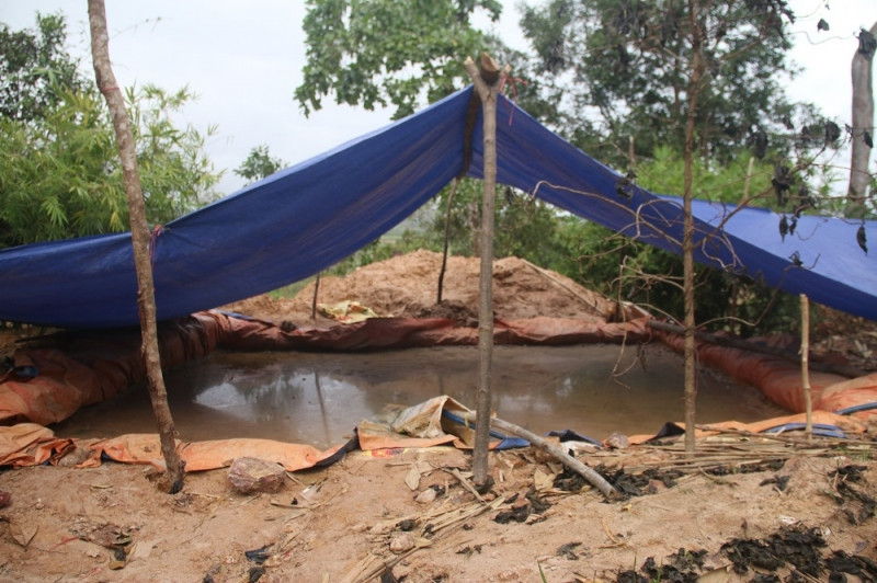  Phát hiện vụ khoét núi, đào vàng trái phép: Ngày 7/12/2022, UBND xã Chơ Glong, huyện Kông Chro, tỉnh Gia Lai đã lập biên bản, chỉ đạo lực lượng khẩn trương điều tra làm rõ các đối tượng khoét núi, dựng lán trại khai thác vàng trái phép. Quá trình kiểm tra, lực lượng chức năng tại xã Chơ Glong đã phát hiện một vụ việc khoét núi, dựng lán trại để khai thác vàng trái phép thuộc lâm phần Công ty TNHH MTV Lâm nghiệp Ia Pa quản lý. Tại hiện trường, lực lượng chức năng thu giữ nhiều vật dụng để khai thác vàng trái phép như cuốc, xẻng, xà beng, xe rùa, bình ắc quy, máy bơm… và các hầm chứa đất tại vị trí khai thác vàng trái phép. Thời điểm kiểm tra, các đối tượng vi phạm đã bỏ trốn khỏi hiện trường.