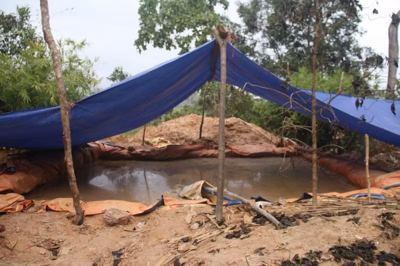  Phát hiện vụ khoét núi, đào vàng trái phép: Ngày 7/12/2022, UBND xã Chơ Glong, huyện Kông Chro, tỉnh Gia Lai đã lập biên bản, chỉ đạo lực lượng khẩn trương điều tra làm rõ các đối tượng khoét núi, dựng lán trại khai thác vàng trái phép. Quá trình kiểm tra, lực lượng chức năng tại xã Chơ Glong đã phát hiện một vụ việc khoét núi, dựng lán trại để khai thác vàng trái phép thuộc lâm phần Công ty TNHH MTV Lâm nghiệp Ia Pa quản lý. Tại hiện trường, lực lượng chức năng thu giữ nhiều vật dụng để khai thác vàng trái phép như cuốc, xẻng, xà beng, xe rùa, bình ắc quy, máy bơm… và các hầm chứa đất tại vị trí khai thác vàng trái phép. Thời điểm kiểm tra, các đối tượng vi phạm đã bỏ trốn khỏi hiện trường.