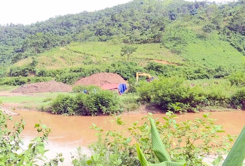  Khai thác vàng trái phép tại vùng giáp ranh Cao Bằng và Bắc Kạn: Ngay từ đầu tháng 7/2022, hai tỉnh Bắc Kạn và Cao Bằng đã phối hợp xử lý tình trạng đào bới khai thác vàng trái phép. Trên đoạn sông dài khoảng 1km là địa phận giáp ranh giữa huyện Pác Nặm, tỉnh Bắc Kạn và huyện Nguyên Bình, tỉnh Cao Bằng, hoạt động khai thác vàng trái phép diễn ra ngang nhiên. Nhiều máy móc tập trung ở khu vực này, đất soi bãi bị đào bới nham nhở. Trước tình hình này, ngày 20/7, Sở Tài nguyên và Môi trường Bắc Kạn đã ra văn bản yêu cầu UBND huyện Pác Nặm chủ động phối hợp huyện Nguyên Bình (Cao Bằng) thực hiện các biện pháp ngăn chặn, giải tỏa, xử lý hoạt động khai thác vàng trái phép.