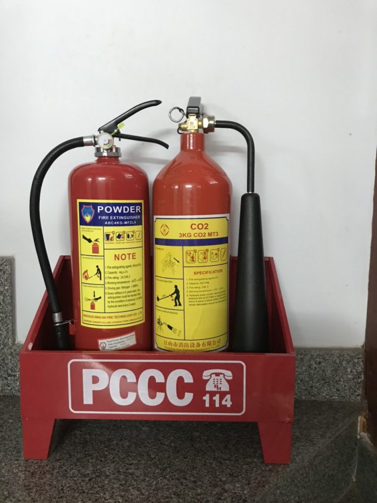 Tuy nhiên không phải ai cũng may mắn thoát nạn khi gặp cháy, vì vậy Bộ Công an đưa ra 4 khuyến cáo khi gặp hoả hoạn: Đầu tiên, phải bình tĩnh tìm ngọn lửa và nơi bùng phát khói. Nếu đám cháy nhỏ, tìm cách chữa cháy bằng nước, bình chữa cháy, cát, chăn ướt. Nếu cháy quá lớn không thể dập lửa, bạn phải lập tức tìm cách thoát hiểm, hô hoán cho mọi người biết cùng chạy và gọi điện thoại đến số 114 để báo cháy. (Ảnh minh họa, nguồn Internet)