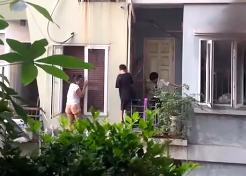  5 người trong một gia đình thoát khỏi đám cháy lớn nhờ lối thoát nạn thứ 2: Khoảng 5h ngày 17/5, người dân phát hiện tại nhà 44, ngõ 125 phố Vĩnh Phúc (Ba Đình, Hà Nội) bốc cháy dữ dội. Lúc này, trong nhà có 1 cụ già, 1 cặp vợ chồng và 2 bé trai. Thời điểm xảy ra vụ cháy, mọi người đã leo từ ban công tầng trên, men sang nhà hàng xóm để thoát hiểm trong gang tấc.