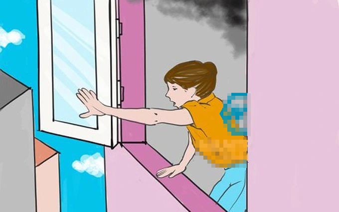 Trường hợp không thể ra ngoài, hãy tập hợp mọi người vào một phòng; sau đó ngăn khói và lửa vào qua cửa bằng cách chặn các khe hở quanh cửa bằng khăn trải giường, chăn, quần áo ướt hoặc băng dính. Khi trú cháy, không nên nấp dưới gầm giường hoặc phòng, tủ để đồ vì gây khó khăn cho lính cứu hoả tìm kiếm. Hãy kêu cứu từ cửa sổ để người bên ngoài nghe thấy. (Ảnh minh họa, nguồn Internet)