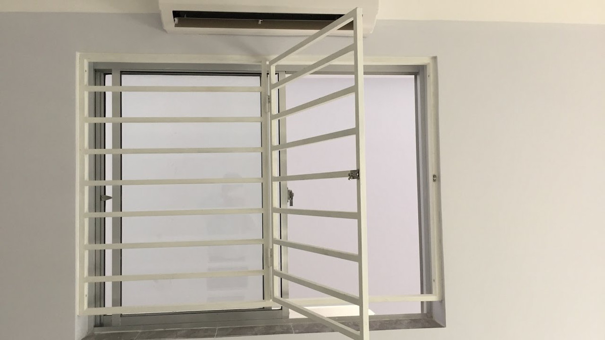 Thứ hai, nhanh chóng xác định lối thoát hiểm hoặc trú ẩn an toàn. Khi cháy ngọn lửa bùng lên mạnh, bạn phải tìm để xác định lối ra an toàn khỏi căn nhà đang cháy. Thông thường, các lối thoát cháy ở nhà độc lập hoặc liền kề là lối ra cửa chính của căn nhà, lối ra cầu thang thoát nạn ngoài nhà từ các tầng, lối ra ban công, lối lên trên sân thượng hoặc mái nhà để thoát sang nhà liền kề. Với các căn hộ độc lập thì lối thoát nạn an toàn là qua cửa sổ, ban công khi có các thiết bị hỗ trợ như thang, cây, dây tự cứu hạ chậm,... (Ảnh minh họa, nguồn Internet)