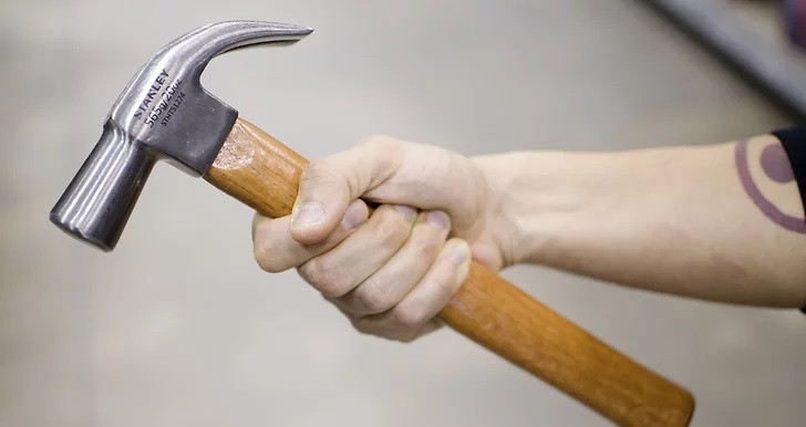 Thứ tư, nhà có lồng sắt cần trang bị búa, rìu, kìm cộng lực. Với các nhà dân, công trình có lồng sắt bảo vệ phía ngoài cần có ô cửa để thoát sang nhà bên cạnh khi xảy ra hỏa hoạn. Nếu không có sẵn các cửa thoát hiểm hãy chuẩn bị sẵn búa, rìu... để bẻ gãy thanh sắt khi cần thiết. (Ảnh minh họa, nguồn Internet) 