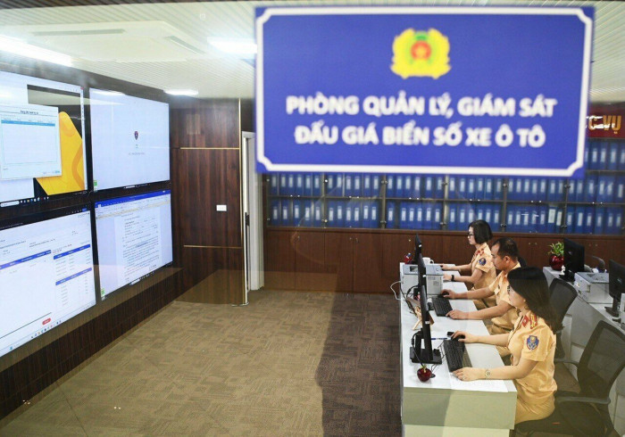 Phien dau gia bien so o to ngay 22/8 da bi tam dung