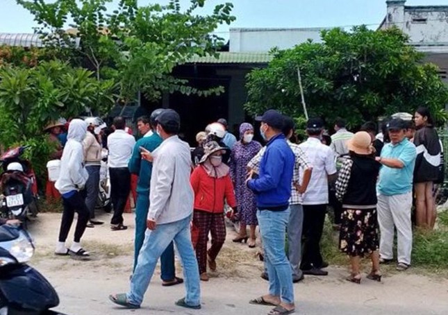 Làm việc với cơ quan công an, bước đầu ông Hải cho biết gia đình đầu tư trang trại heo, nhưng làm ăn thất bại nên không có khả năng trả nợ. Trong cơn túng quẩn, ông Hải đã lên kế hoạch đầu độc cả gia đình. Ông Hải đã vào các trang mạng tìm mua bình khí CO và tham khảo hướng dẫn sử dụng trên internet. Đêm 23/8, sau khi vợ và các con ngủ say, ông ta đã đầu độc cả nhà mình bằng cách xả khí CO vào phòng ngủ. Người đàn ông này cũng vào phòng ngủ hít khí độc, nhưng không chết. 