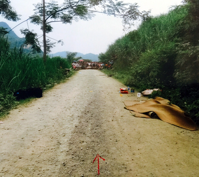 Theo hồ sơ vụ án, khoảng 11h trưa 16/9/2016, anh Bế Ích Hùng (SN 1987, trú tại bản Co, xã Triệu Ẩu) ra con sông gần nhà đánh cá. Tới chiều muộn, gia đình vẫn không thấy anh Hùng trở về. Linh cảm có chuyện chẳng lành, người thân đã tổ chức đi tìm kiếm. Đến khoảng 21h cùng ngày, dưới ánh sáng lờ mờ của những chiếc đèn pin cũ kĩ, mọi người bất ngờ phát hiện một bao tải dính máu vứt bên vệ đường tỉnh lộ 208, cách biên giới Việt – Trung chừng 5km. Khi mở bao tải kiểm tra, những người chứng kiến hoảng hồn khi nhận ra đó là những phần thi thể bị cắt rời của chính anh Hùng. (Ảnh CAND) 