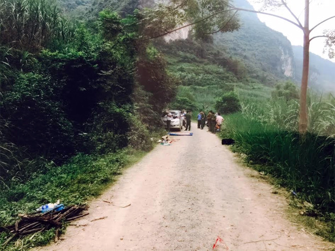 Tiếp nhận tin báo, ngay trong đêm, Công an huyện Phục Hòa đã phối hợp cùng nhiều phòng ban nghiệp vụ Công an tỉnh Cao Bằng tiếp cận hiện trường để điều tra, làm rõ. Nơi phát hiện sự việc là đường tỉnh lộ 208, gần khu vực biên giới. Điều đáng nói, bên trong bao tải lại không có phần thân của nạn nhân. Mở rộng phạm vi tìm kiếm, không lâu sau đó, cơ quan chức năng đã phát hiện ra phần thi thể còn lại của anh Hùng. Trước tính chất phức tạp của vụ án, lãnh đạo Công an tỉnh Cao Bằng đã phải nhờ sự phối hợp, hỗ trợ của Cục Cảnh sát hình sự (Bộ Công an). (Ảnh CAND) 