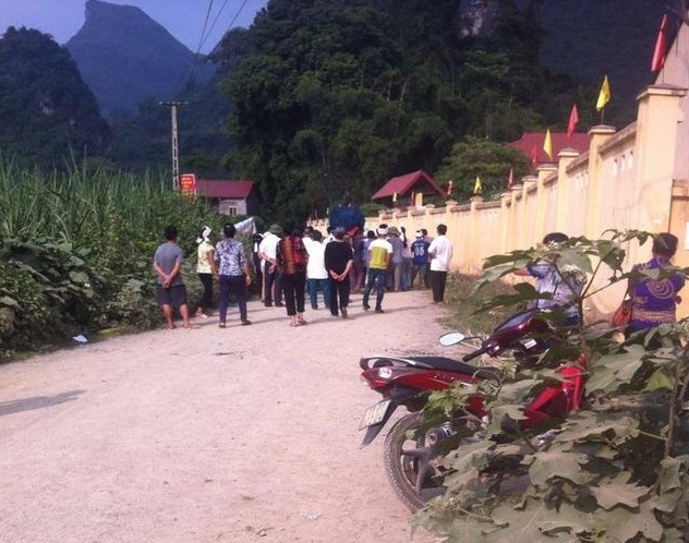 Điều đáng nói, ngay sau khi vụ án xảy ra, dư luận địa phương xuất hiện những lời đồn đoán gây hoang mang rằng, anh Hùng bị kẻ xấu sát hại để lấy nội tạng buôn bán. Tuy nhiên, khả năng này nhanh chóng được cơ quan điều tra khẳng định là không chính xác. Do bản Co có địa hình ra vào khá khó khăn, nên khả năng hung thủ từ nơi khác tới gây án là rất thấp. Ban chuyên án tập trung vào các đối tượng tình nghi sinh sống trên địa bàn. (Ảnh Vietnamnet)