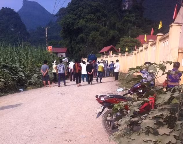 Điều đáng nói, ngay sau khi vụ án xảy ra, dư luận địa phương xuất hiện những lời đồn đoán gây hoang mang rằng, anh Hùng bị kẻ xấu sát hại để lấy nội tạng buôn bán. Tuy nhiên, khả năng này nhanh chóng được cơ quan điều tra khẳng định là không chính xác. Do bản Co có địa hình ra vào khá khó khăn, nên khả năng hung thủ từ nơi khác tới gây án là rất thấp. Ban chuyên án tập trung vào các đối tượng tình nghi sinh sống trên địa bàn. (Ảnh Vietnamnet)