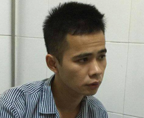 Trong quá trình theo dõi và sàng lọc thông tin, bằng nhiều biện pháp nghiệp vụ, cơ quan điều tra phát hiện đối tượng Bế Ích Thi (23 tuổi, người địa phương) có nhiều biểu hiện bất thường. Thi là hàng xóm và có mối quan hệ họ hàng với nạn nhân. Lập tức, Thi được cơ quan điều tra triệu tập để lấy lời khai. Đối diện với những điều tra viên dặn dày kinh nghiệm, biết không thể thoát tội, Thi đã thành khẩn khai nhận tội ác.