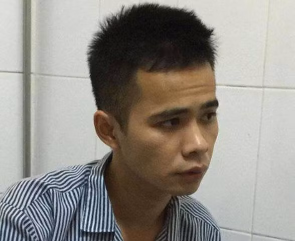 Trong quá trình theo dõi và sàng lọc thông tin, bằng nhiều biện pháp nghiệp vụ, cơ quan điều tra phát hiện đối tượng Bế Ích Thi (23 tuổi, người địa phương) có nhiều biểu hiện bất thường. Thi là hàng xóm và có mối quan hệ họ hàng với nạn nhân. Lập tức, Thi được cơ quan điều tra triệu tập để lấy lời khai. Đối diện với những điều tra viên dặn dày kinh nghiệm, biết không thể thoát tội, Thi đã thành khẩn khai nhận tội ác.