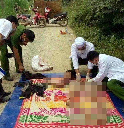 Công tác khám nghiệm hiện trường, khám nghiệm tử thi được cơ quan điều tra tiến hành vô cùng tỉ mỉ, thận trọng. Mọi thông tin về nạn nhân Bế Ích Hùng được Ban chuyên án thu thập đầy đủ. Được biết, anh Hùng vốn là bảo vệ trường Tiểu học bản Co. Trong cuộc sống sinh hoạt hằng ngày, nạn nhân được đánh giá là một người vui vẻ, hòa đồng, chưa bao giờ xảy ra mâu thuẫn, xô xát với ai. Đây chính là một trong những khó khăn lớn nhất của cơ quan công an trong việc xác định động cơ gây án của kẻ thủ ác. (Ảnh CAND) 