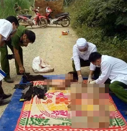 Công tác khám nghiệm hiện trường, khám nghiệm tử thi được cơ quan điều tra tiến hành vô cùng tỉ mỉ, thận trọng. Mọi thông tin về nạn nhân Bế Ích Hùng được Ban chuyên án thu thập đầy đủ. Được biết, anh Hùng vốn là bảo vệ trường Tiểu học bản Co. Trong cuộc sống sinh hoạt hằng ngày, nạn nhân được đánh giá là một người vui vẻ, hòa đồng, chưa bao giờ xảy ra mâu thuẫn, xô xát với ai. Đây chính là một trong những khó khăn lớn nhất của cơ quan công an trong việc xác định động cơ gây án của kẻ thủ ác. (Ảnh CAND) 