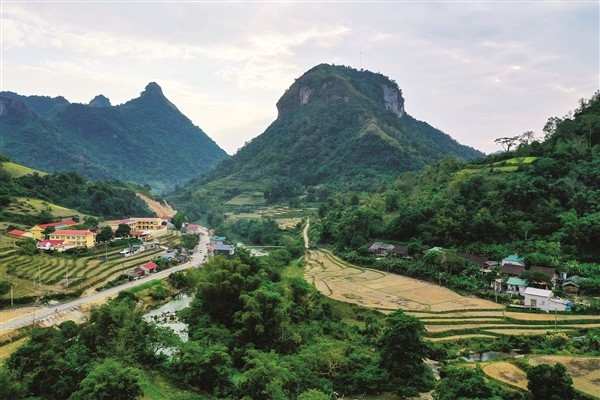 Bản Co, xã Triệu Ẩu là một trong những bản làng xa xôi, hẻo lánh và khó khăn bậc nhất thuộc huyện Phục Hòa, tỉnh Cao Bằng. Nhưng bù lại, cuộc sống của người dân nơi đây khá yên bình, tắt lửa tối đèn có nhau. Tuy nhiên, không gian tĩnh mịch đó bỗng bị phá vỡ bởi một vụ án mạng được đánh giá là chấn động dư luận, xảy ra vào một ngày giữa tháng 9/2016. (Ảnh minh họa, nguồn Internet) 