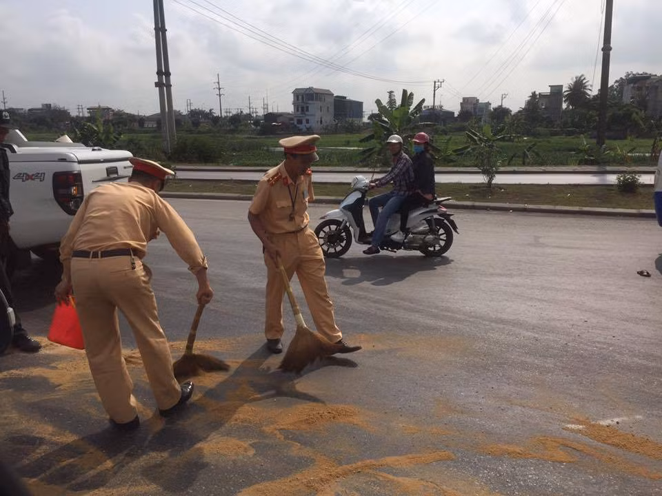 Quang Ninh: CSGT “doi nang” lap vet dau, tranh nhieu phuong tien truot nga