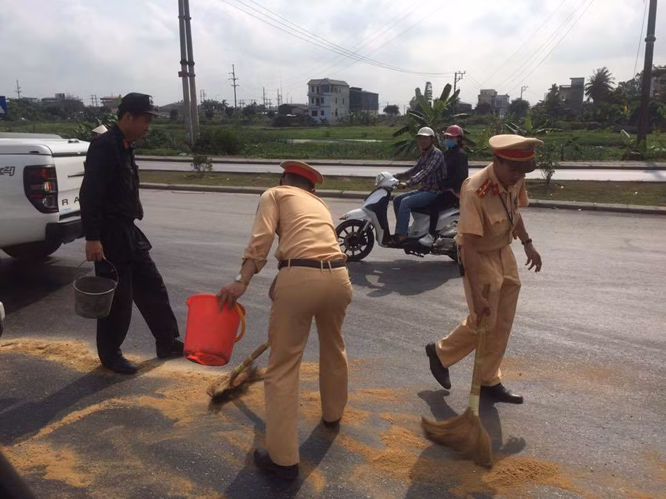 Quang Ninh: CSGT “doi nang” lap vet dau, tranh nhieu phuong tien truot nga-Hinh-2