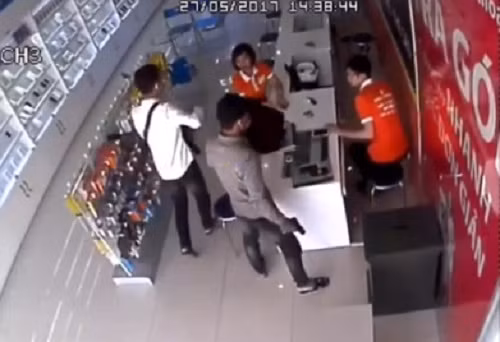 Bac Ninh: Dieu tra cac doi tuong dung sung cuop cua hang dien thoai