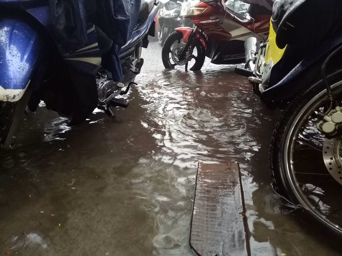 Xe dựng trên vỉa hè mà nước ngập hết bánh xe.