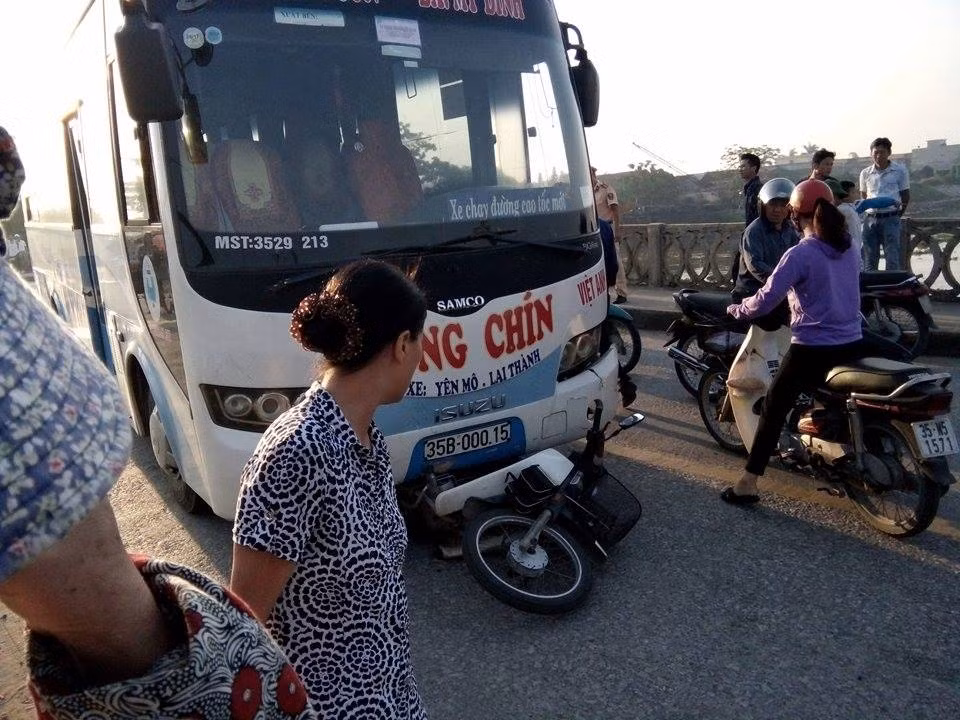 Ninh Binh: Bi o to khach tong, mot nguoi tu vong, mot nguoi vang song