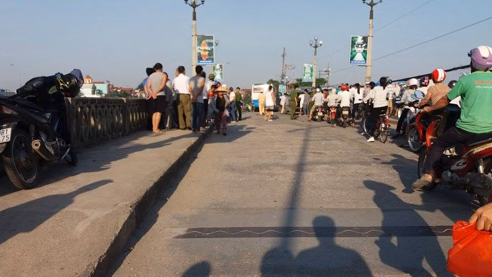 Ninh Binh: Bi o to khach tong, mot nguoi tu vong, mot nguoi vang song-Hinh-2