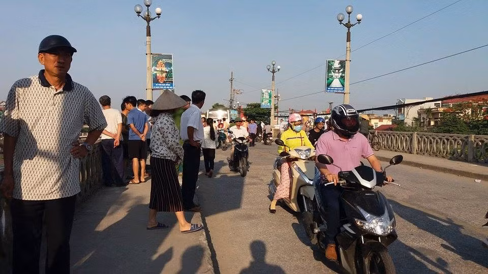 Ninh Binh: Bi o to khach tong, mot nguoi tu vong, mot nguoi vang song-Hinh-3