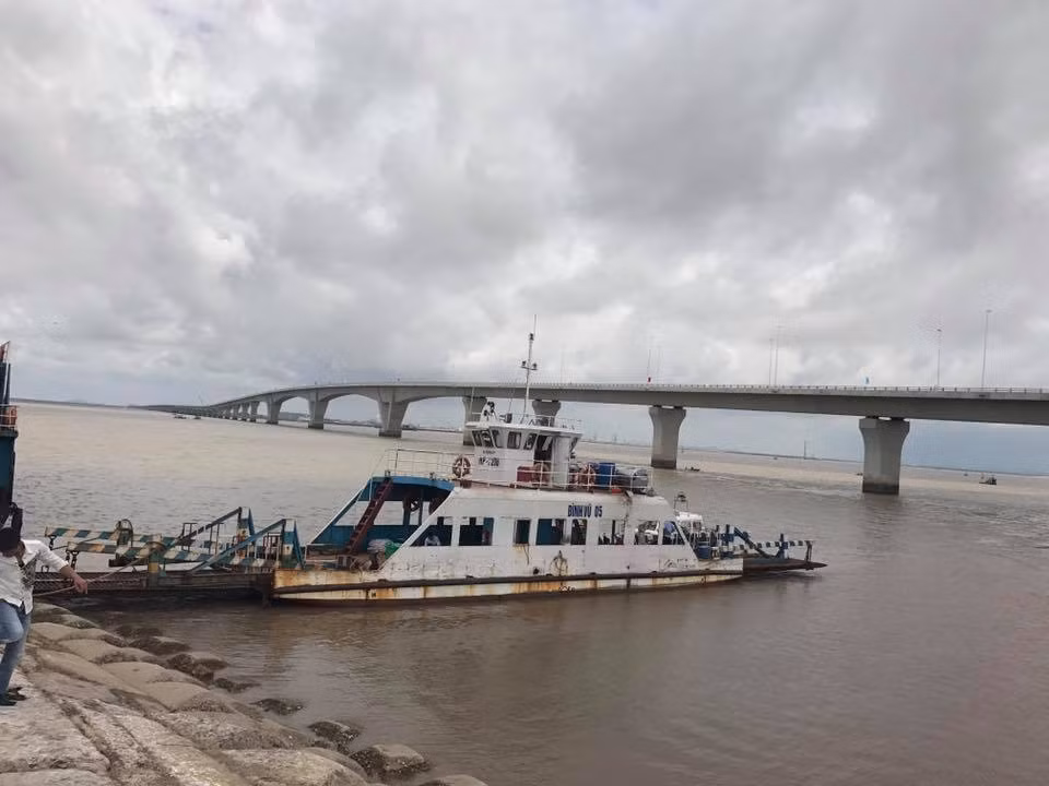 Bến phà Đình Vũ cũ nằm cách cây cầu không xa.