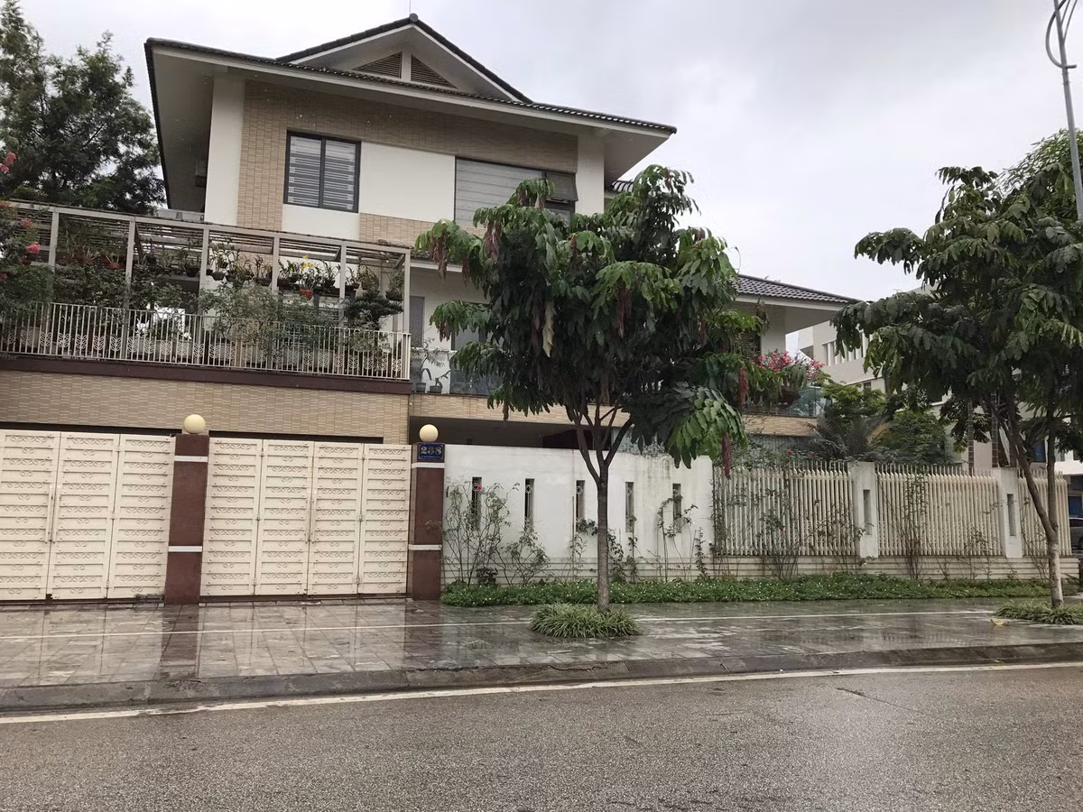 DBQH noi ve viec quan chuc so huu biet thu dat vang o Lao Cai