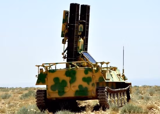 9K35 Strela-10 có khả năng tiêu diệt các máy bay, trực thăng, UAV, vũ khí chính xác cao (tên lửa, bom thông minh) ở cự ly bắn tối thiểu 800m, tối đa đến 5km, độ cao tối thiểu từ 25m tới tối đa 3,5km. Đạn có ba kênh dẫn bắn gồm: tương phản hình ảnh; hồng ngoại và hồng ngoại - camera. Nguồn ảnh: Oryx