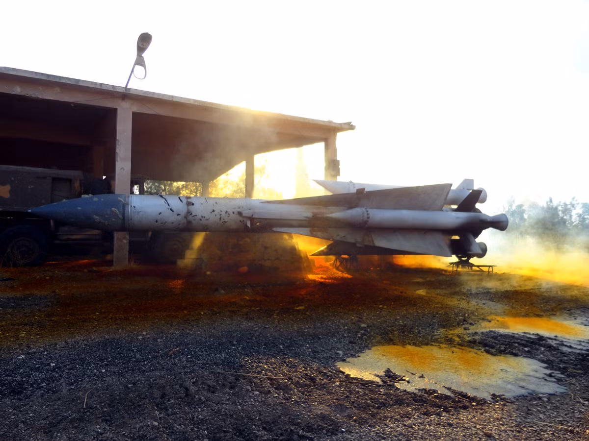 Tuy nhiên, thời điểm hiện tại, tên lửa S-200 trong Quân đội Syria có lẽ không còn đủ 48 bệ phóng khi nhiều căn cứ S-200 bị phiến quân chiếm giữ và phá hủy hoàn toàn. Tất nhiên, vẫn có những căn cứ hoạt động. Điển hình, khoảng tháng 9/2016, Syria được cho là đã sử dụng tên lửa S-200 tấn công một máy bay chiến đấu của Israel. Nguồn ảnh: Al-Manar