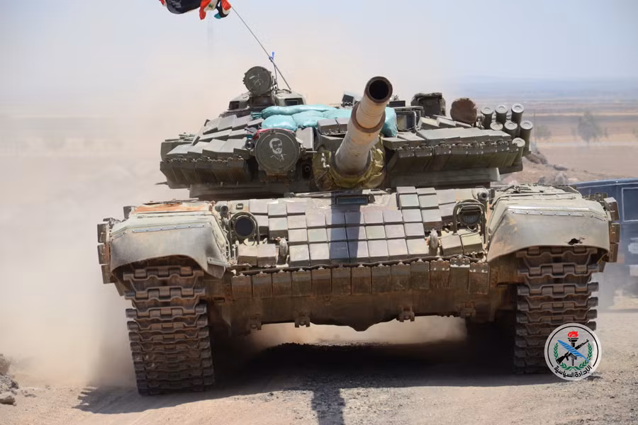 Xe tăng chủ lực T-82 (định danh của Syria dành cho phiên bản T-72AV do Liên Xô sản xuất) hùng dũng xung trận. Nguồn ảnh: Oryx
