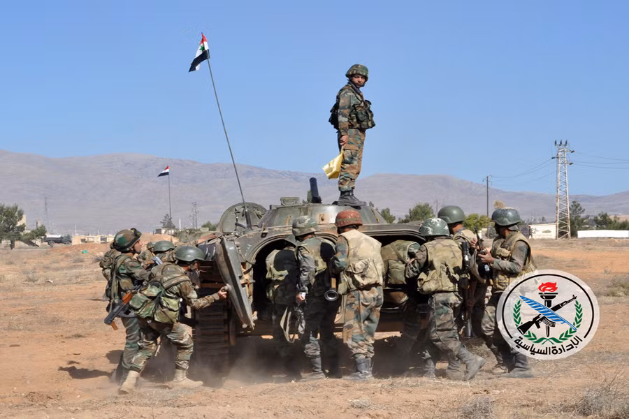 Chiến sĩ bộ binh cơ giới rời xe BMP-1 chuẩn bị chiến đấu. Nguồn ảnh: Ory