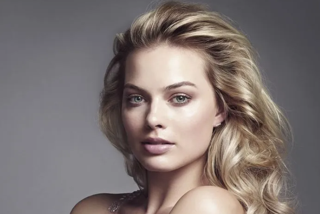 2. Margot Robbie, sinh năm 1990 tại Dalby, Australia, là một nữ diễn viên gợi cảm xinh đẹp. Tạp chí Time đã vinh danh cô là một trong số 100 người có ảnh hưởng nhất thế giới. Ngoài ra, cô còn được xếp hạng trong những nữ diễn viên được trả lương cao nhất thế giới năm 2024.