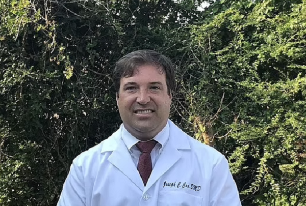 Nam nha si cuong hiep nhan vien va benh nhan nhan ket dang