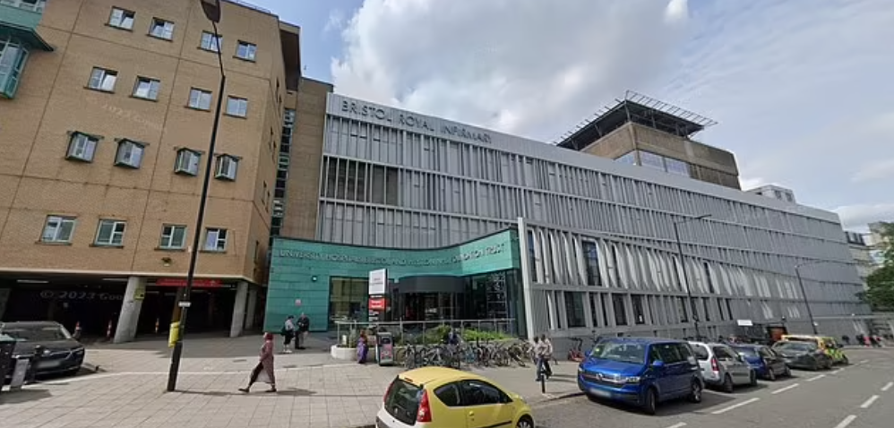 Be gai nguy kich vi bi cho nha tan cong