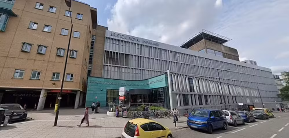 Be gai nguy kich vi bi cho nha tan cong