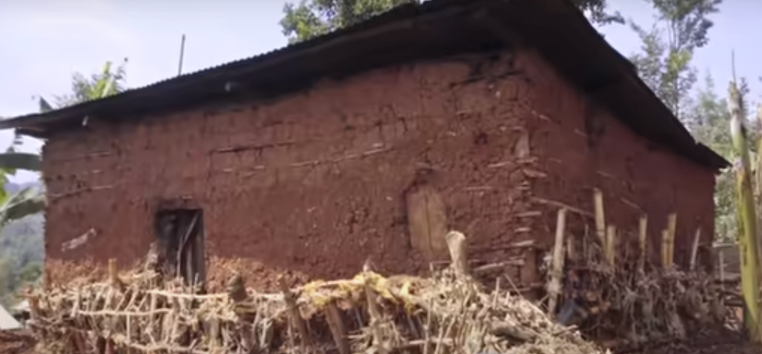 Nỗi ám ảnh của Callitxe Nzamwita đối với phụ nữ nghiêm trọng đến mức, khi nhìn thấy người phụ nữ nào ở gần nhà, ông sẽ nhanh chóng chạy vào trong nhà để trốn họ.