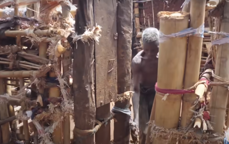 Dù vậy, những người phụ nữ gần nhà ông vẫn rất tốt bụng, luôn giúp đỡ hàng xóm bằng cách để đồ ăn và một số vật dụng cần thiết ở sân nhà ông.