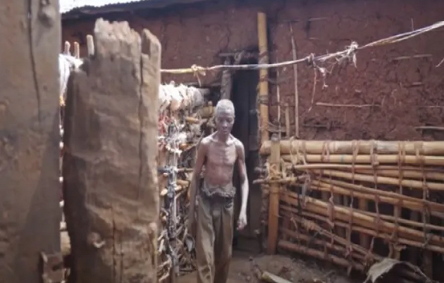 Thoạt nhìn, ngôi nhà có vẻ như bị bỏ hoang nhưng bước vào bên trong bạn sẽ vô cùng bất ngờ. Nzamwita đã biến ngôi nhà thành nơi ấm cúng của riêng mình và phù hợp cho một người sinh sống.