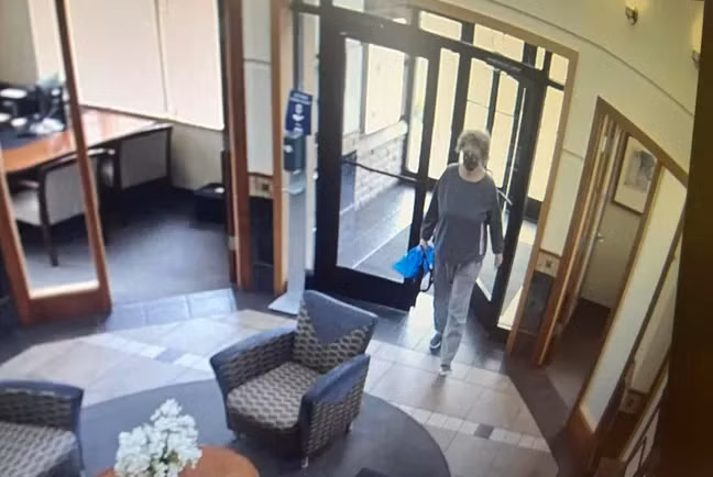 Cu ba 74 tuoi cuop ngan hang sau khi bi lua dao