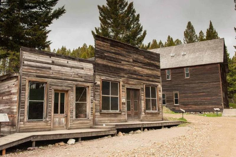 Garnet là một thị trấn xinh đẹp, nằm ở chân dãy núi và được bao quanh bởi khu rừng tươi tốt. Với không khí trong lành và phong cảnh thiên nhiên như vậy, lẽ ra Garnet là nơi đáng để ở.