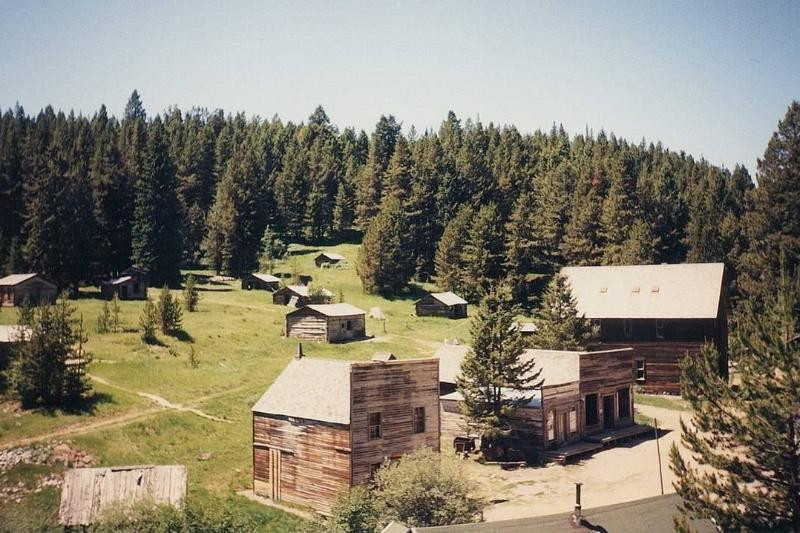 Thời kỳ cao điểm, thị trấn Garnet là nơi sinh sống của 1.000 cư dân. Nhưng đáng buồn thay, họ chỉ quan tâm đến những lợi ích trước mắt nằm bên dưới lòng đất.